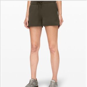 🍋Lululemon On The Fly Short Olive Green